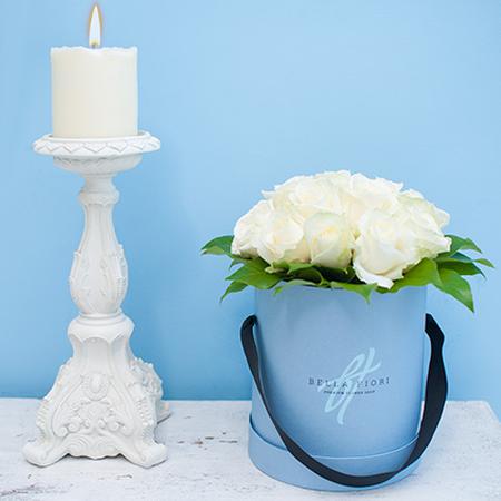 Белые розы в мини-коробке от Bella Fiori