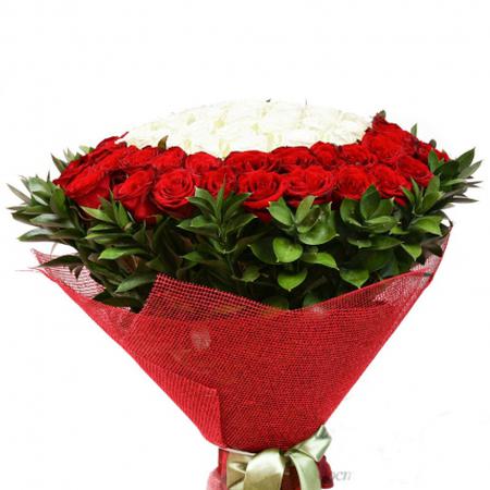Букет из 101 красной и белой розы 50 см в сизали
