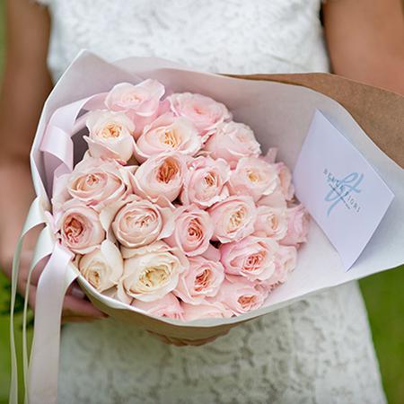 Букет из 23 нежно-розовых пионовидных роз Дэвида Остина