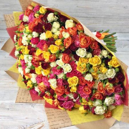 Букет из  101 кустовой розы 50 см "В ярких цветах"